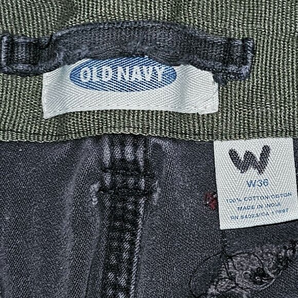 Old Navy Grey-Black Mens 36 Distressed Cargo Shorts - Picture 3 of 3